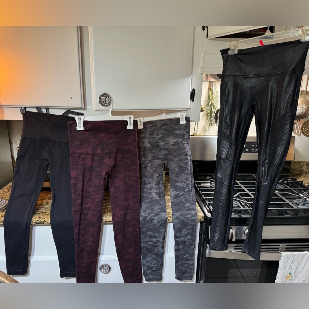 4 pairs size M Spanx leggings ♥️